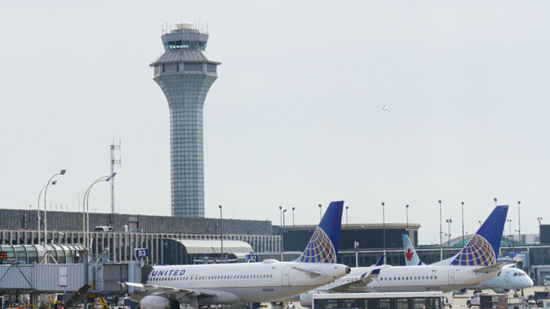 Аэропорт о хара. United Airlines Terminal o Hare International Airport. Аэропорт рисунок. United Airlines Terminal in the o'Hare Airport. Аэропорт в Анталии картинки.