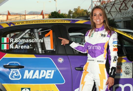 MAPEI e Rachele Somaschini: una partnership “mondiale” per il 2025. La pilota e l’azienda confermano la collaborazione, portando nel Mondiale Rally il loro impegno condiviso verso sport, eccellenza e solidarietà